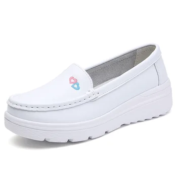 Рабочая обувь белая, новая модная обувь больничной медсестры, белая, дышащая, удобная, на мягкой подошве, модные маленькие белые туфли для женщин