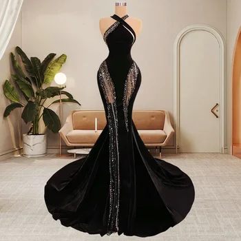 Женское черное вечернее платье с открытыми плечами из благородного бархата 
